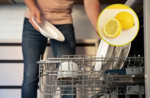 donna che carica la lavastoviglie
