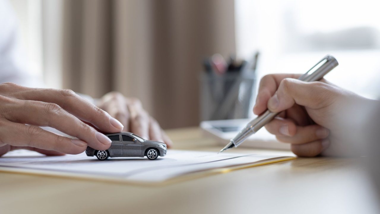 mani che firmano documenti