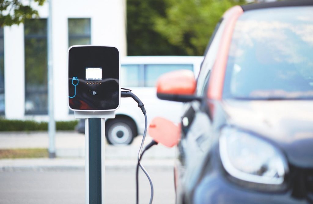 auto elettrica che fa il pieno