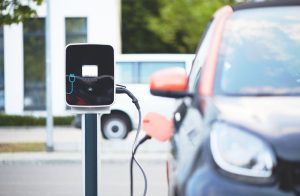 auto elettrica che fa il pieno