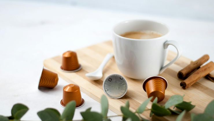 tazza di caffè e capsule