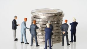 immagine uomini intorno a soldi