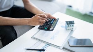 persona che usa calcolatrice