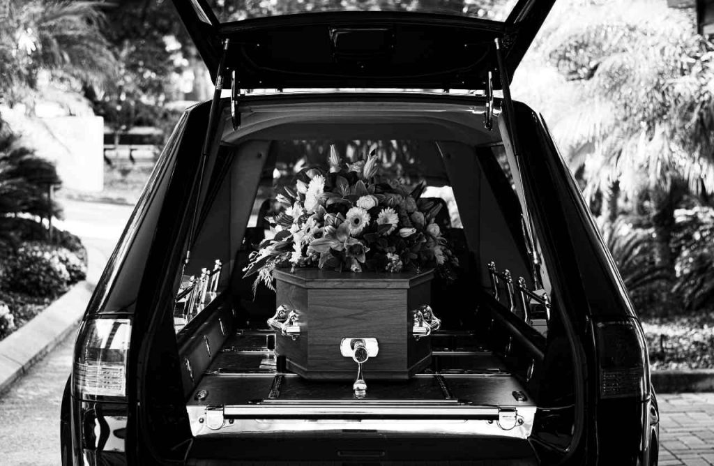 bara in carro funebre