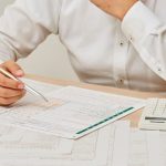 uomo che compila moduli