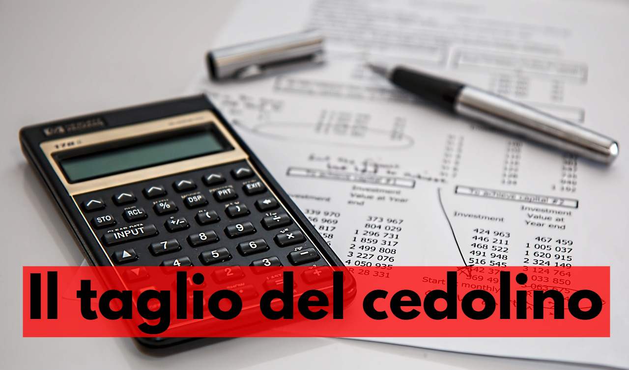 calcolatrice e fogli con numeri