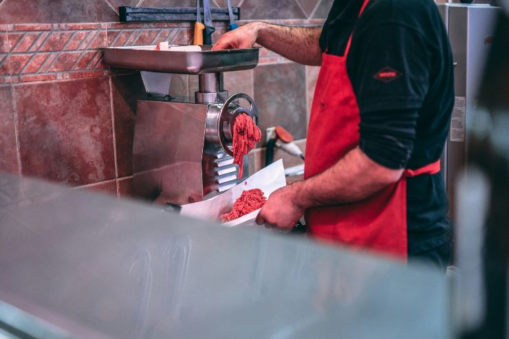 macellaio che macina carne