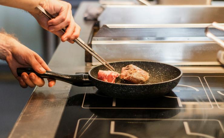 padella sul fuoco a induzione