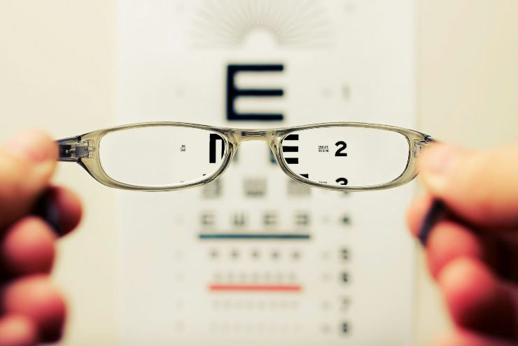 occhiali e tabellone per visita oculistica