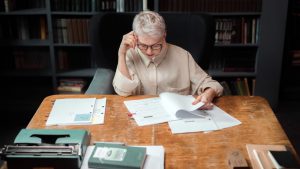 donna che legge documenti