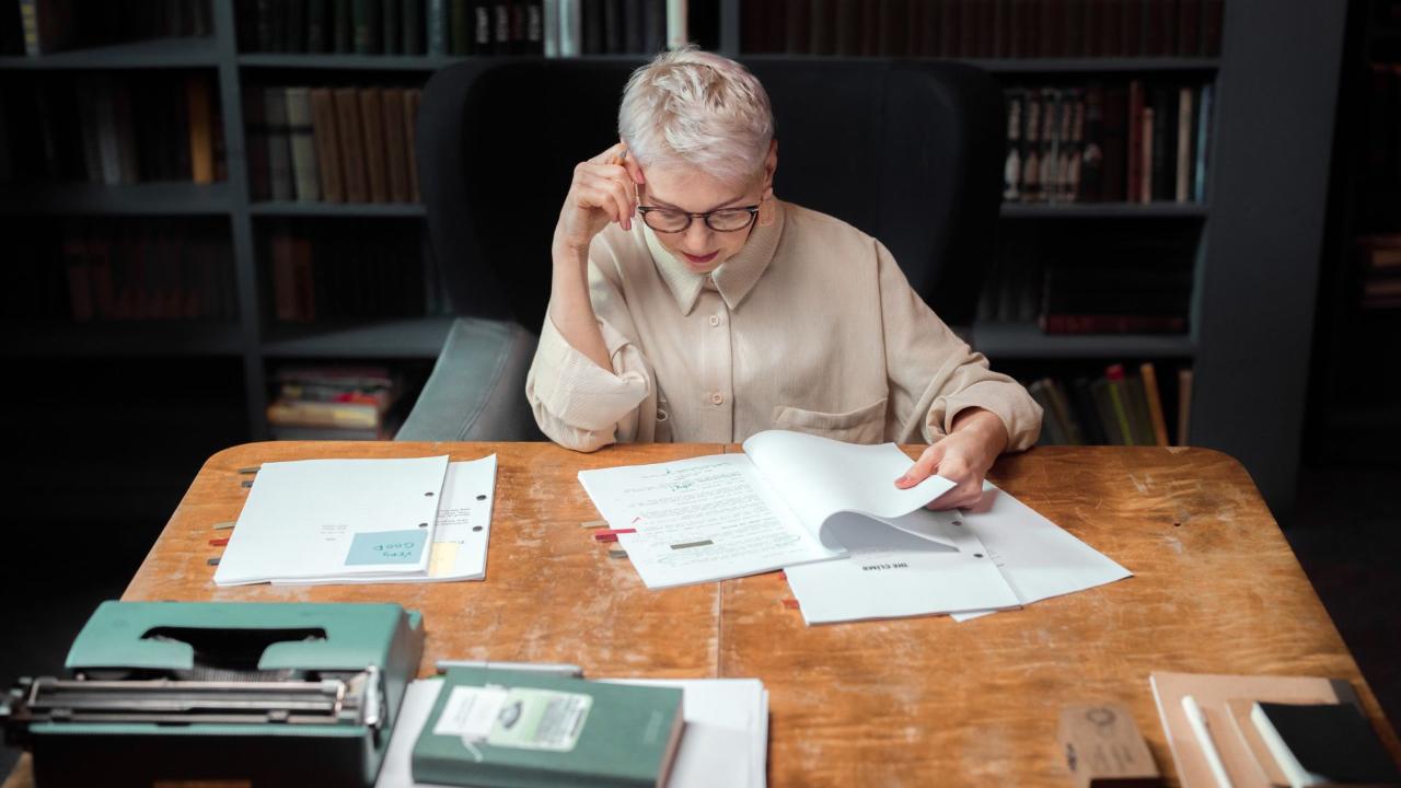 donna che legge documenti