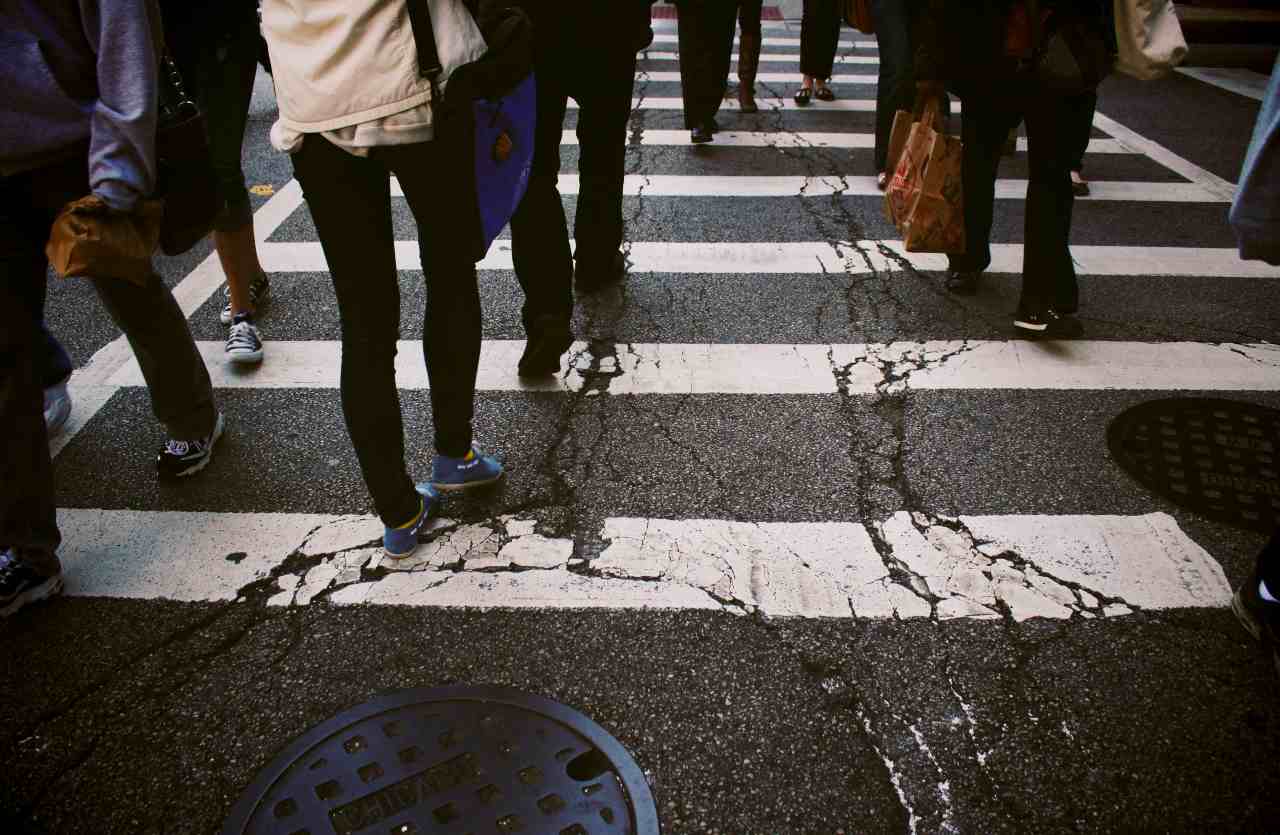 gente che passa sulle strisce