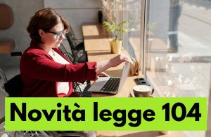 donna sulla sedia a rotelle con pc