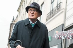 anziano con cappello e occhiali