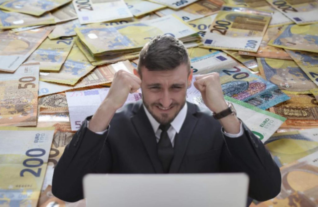uomo in giacca e cravatta davanti al pc