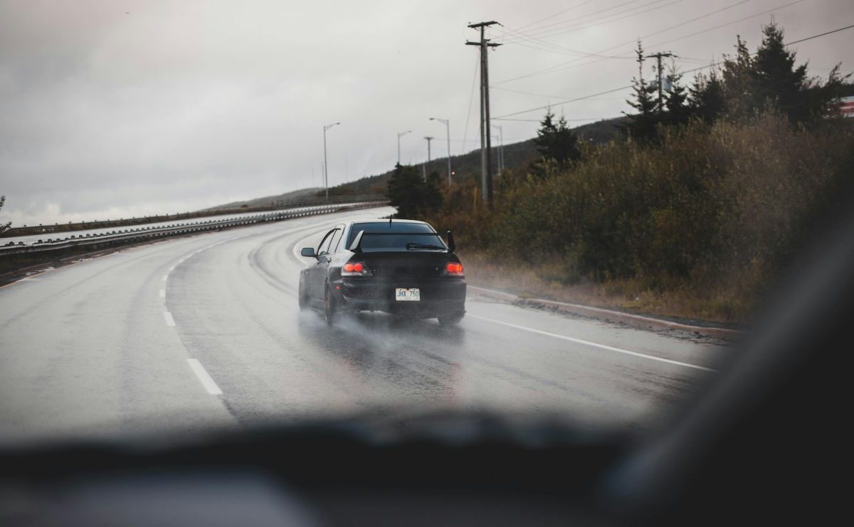 Asfalto bagnato, basta una svista e vai in testacoda | Ma esiste un trucco per evitarlo: guidi sereno anche col diluvio