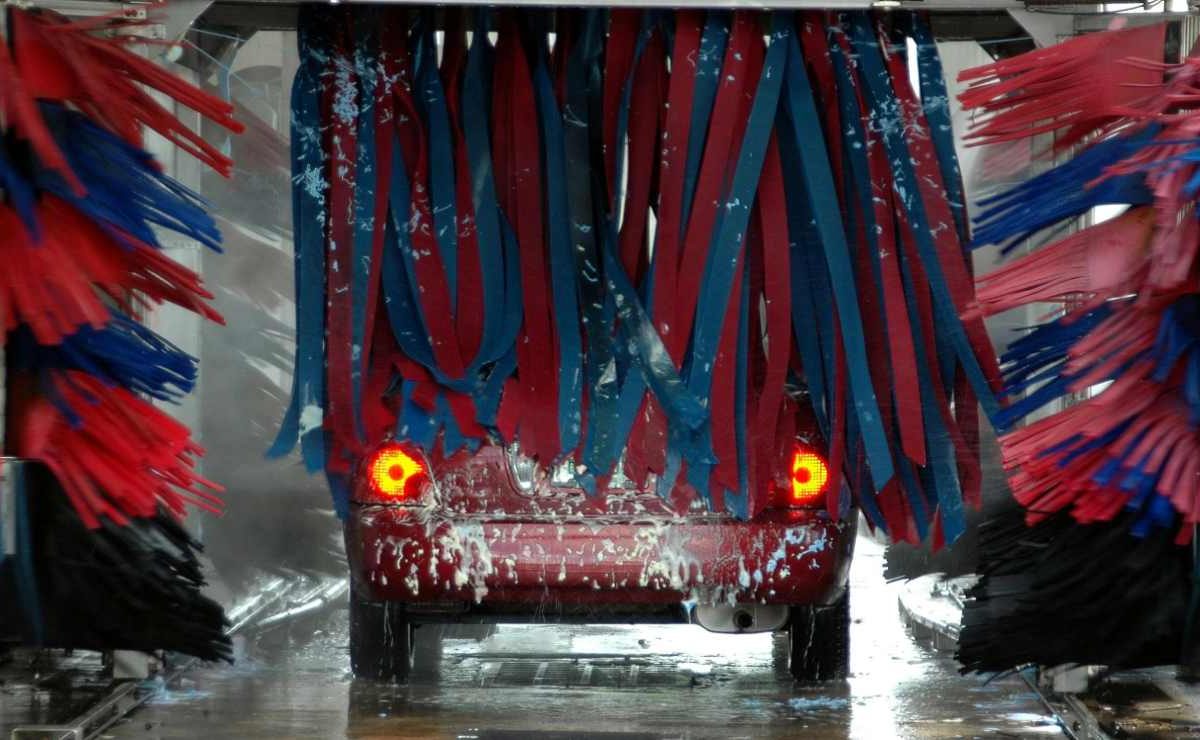 Lavaggio auto sbagliato: rulli che graffiano e addio lucido | Il trucco per non rovinarla
