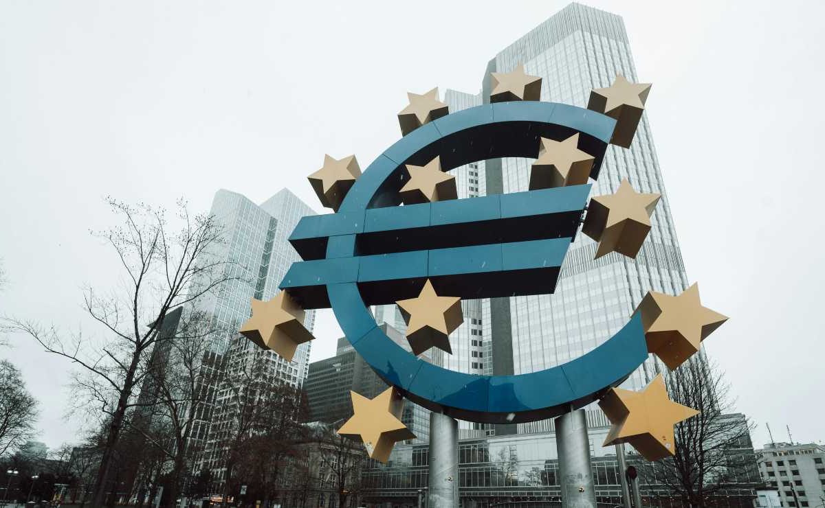 Contanti, ecco la somma minima da tenere in casa | A consigliarlo è la BCE: scatta la corsa agli sportelli