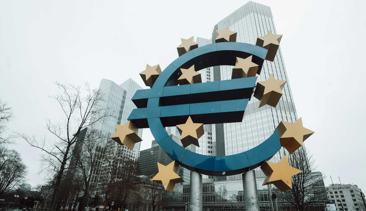 Contanti, ecco la somma minima da tenere in casa | A consigliarlo è la BCE: scatta la corsa agli sportelli