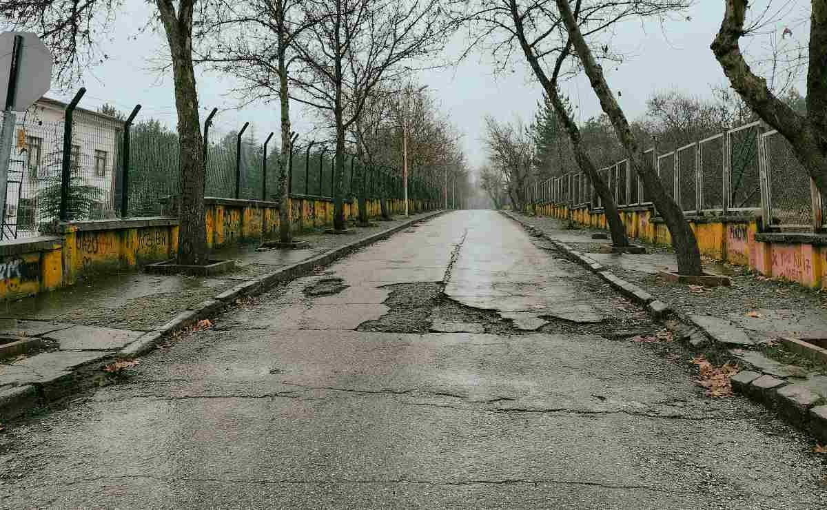 Buche stradali, l’ultima novità è davvero assurda: oltre al danno paghi anche la multa | Il motivo è da non credere