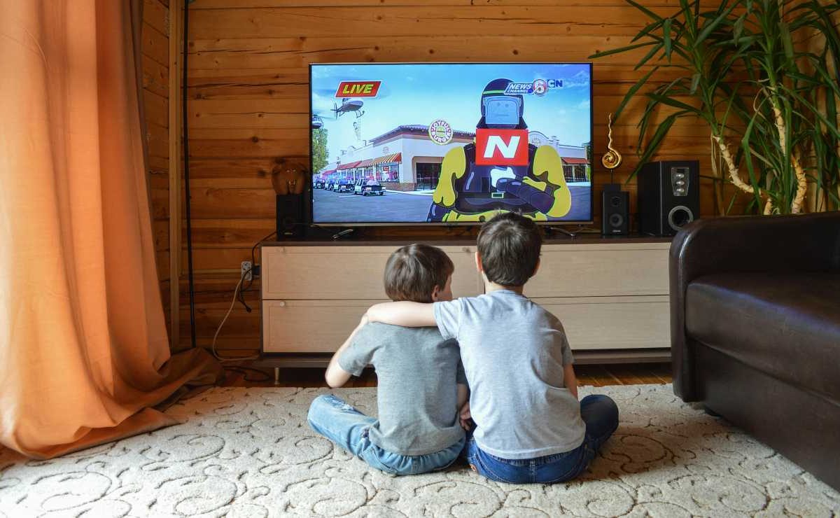 Bimbi ipnotizzati dagli schermi: l’OMS fissa un limite | Oltre quest’orario diventa nocivo