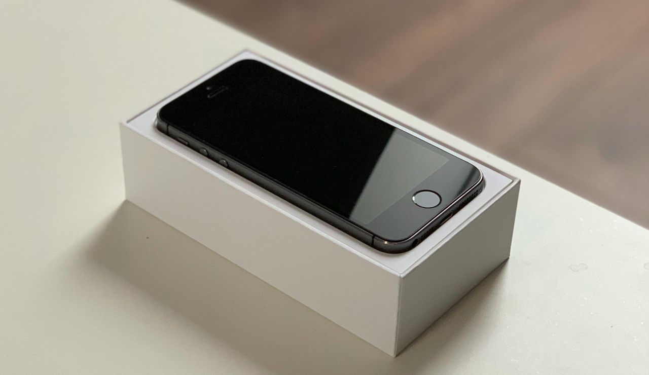 Smartphone, quando lo compri paghi una tassa | Ma nessuno te ne ha mai parlato: ecco perché la tengono “nascosta”