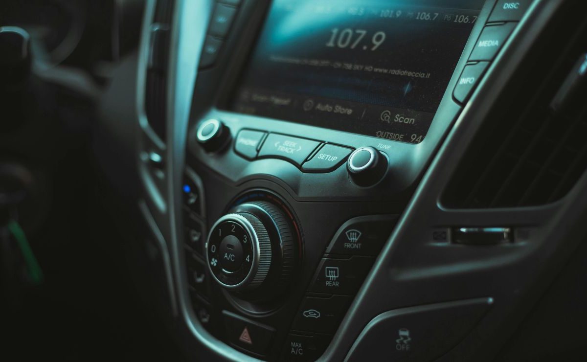 Musica in auto, fai attenzione al semaforo | Prima di rallentare ricordati questa cosa: addio patente per i contravventori