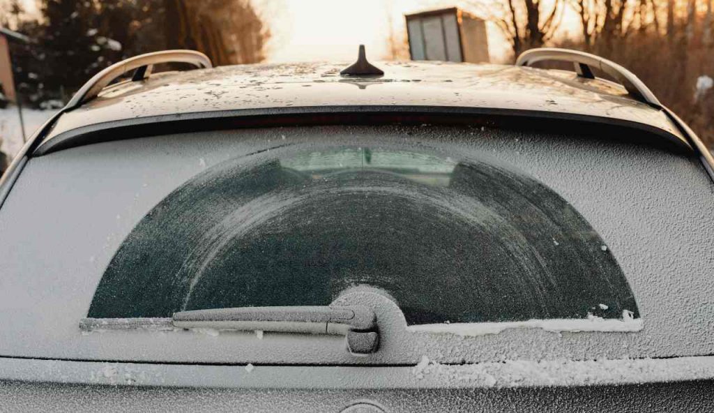 Vetri ghiacciati, addio in 60 secondi | Uno strumento batte gli altri nei test: usalo prima dell’alba