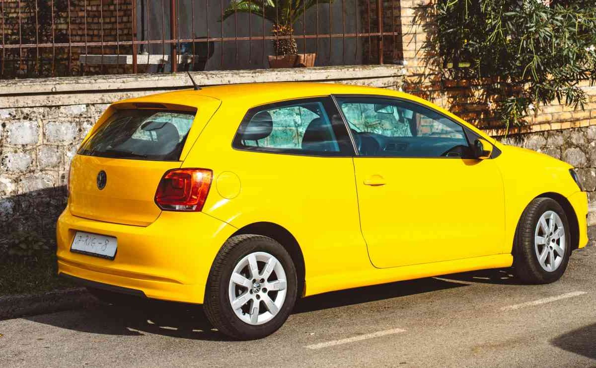 Auto, non parcheggiarla mai in questo modo | Consuma benzina anche da spenta: il motivo è da non credere