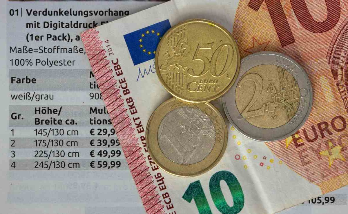 Monete da 1 e 2 euro addio per sempre: hanno deciso di ritirarle in massa | Il motivo è allucinante