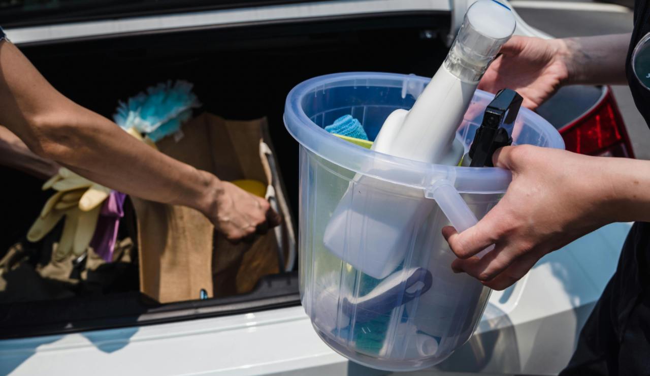 Non metterlo mai nel portabagagli: 1700€ di multa se ti fermano così | Si tratta di un reato orribile