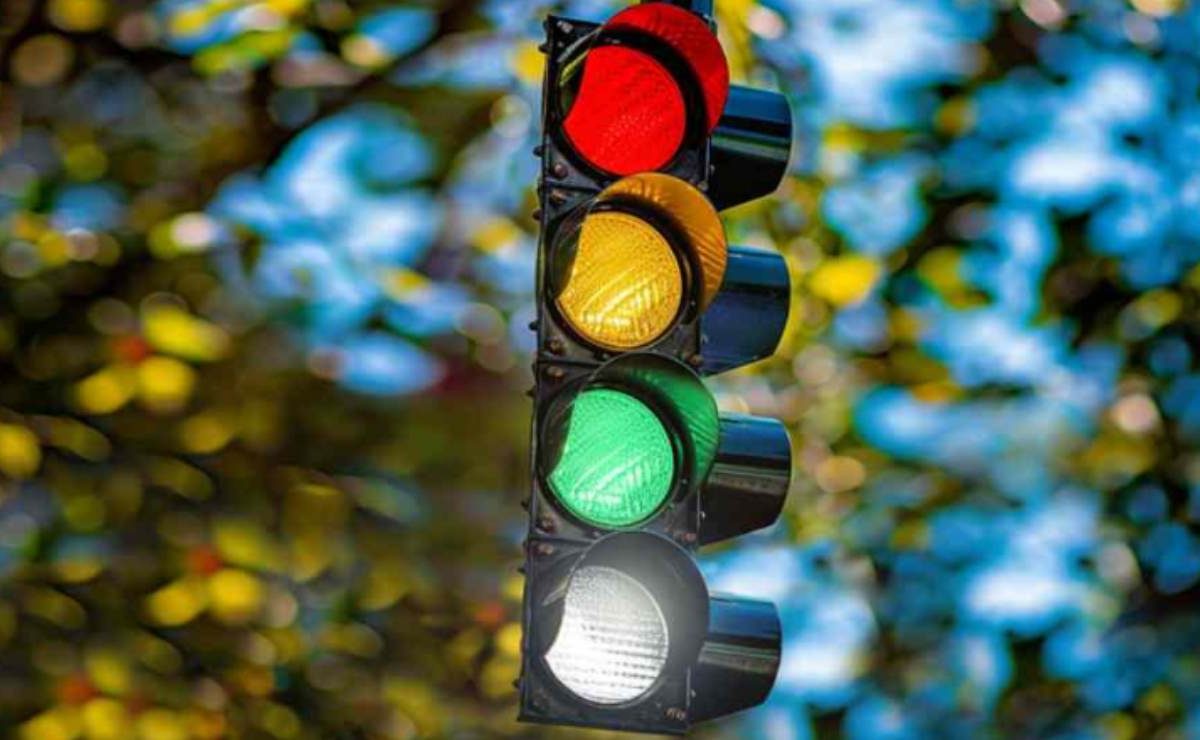 Semafori, arriva la luce bianca | Ma nessuno sa cosa significa: preparati a restare di stucco